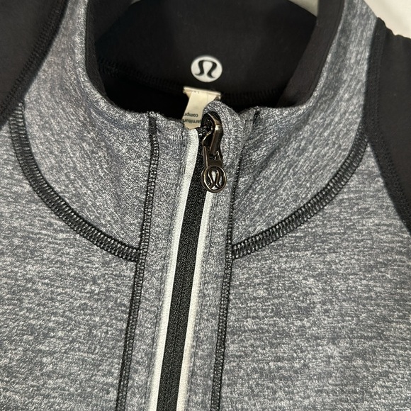 Lululemon Run: U-Turn Pullover Black & Grey Reversible Long Sleeve Sweater - Picture 4 of 9